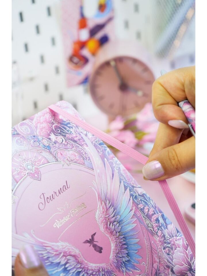 Victorias Journals Kutulu Set Sert Kapak Defter A5 100  Gr Ivory, Çizgili. Lastikli Ve Metal Gövdeli Tükenmez Kalem