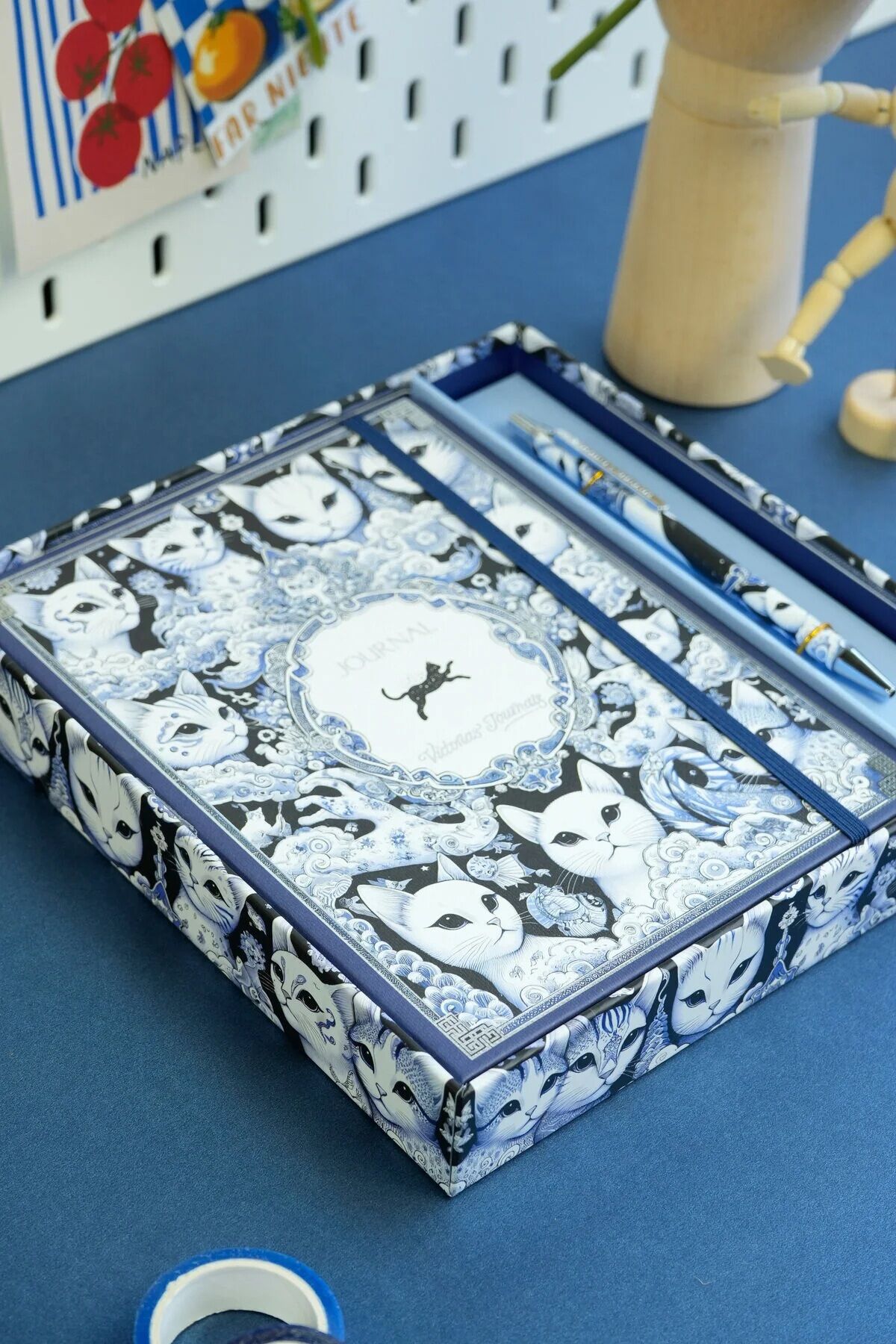 Victorias Journals Kutulu Set Sert Kapak Defter A5 100 Gr Ivory, Çizgili. Lastikli Ve Metal Gövdeli Tükenmez Kalem