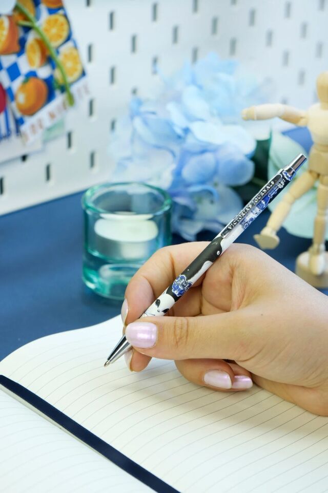 Victorias Journals Kutulu Set Sert Kapak Defter A5 100 Gr Ivory, Çizgili. Lastikli Ve Metal Gövdeli Tükenmez Kalem