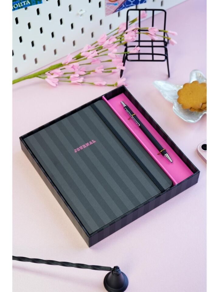 Victorias Journals Kutulu Set Sert Kapak Defter A5 100  Gr Ivory, Çizgili. Lastikli Ve Metal Gövdeli Tükenmez Kalem