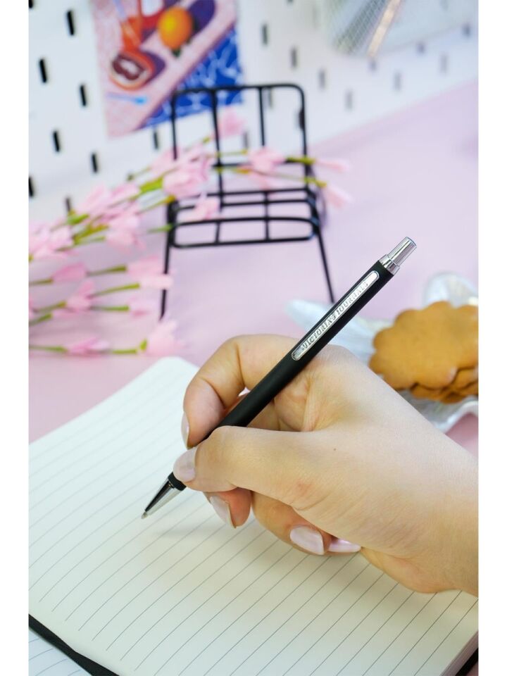 Victorias Journals Kutulu Set Sert Kapak Defter A5 100  Gr Ivory, Çizgili. Lastikli Ve Metal Gövdeli Tükenmez Kalem