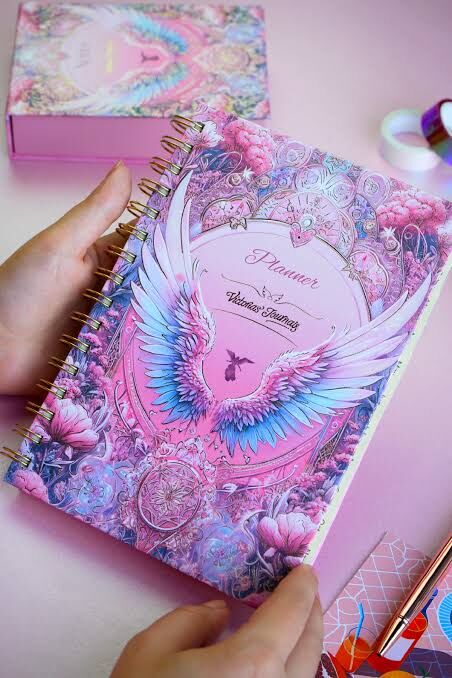 Victorias Journals Sert Kapak Defter Spiralli Tarihsiz Haftalık Planlayıcı 192 Sayfa 100 Gr İvory 12 Ayraçlı