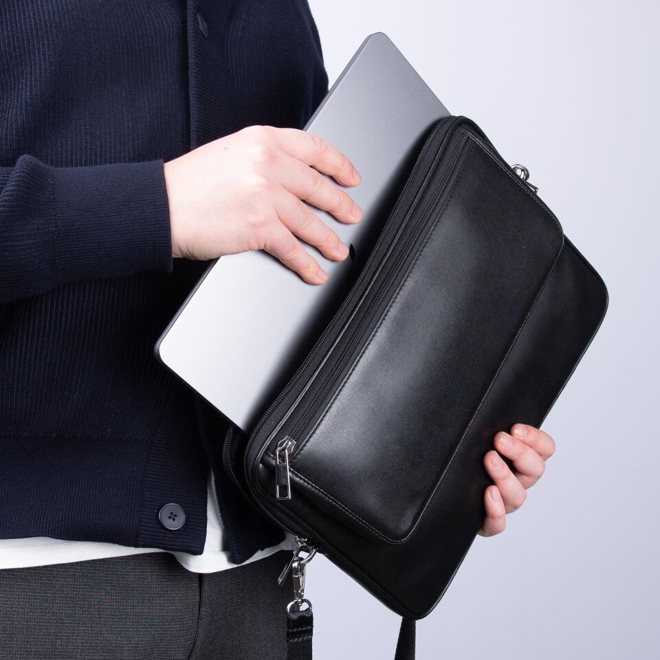 2k Suni Deri Laptop Çantası Tablet Çantası 13.3'' Vegan Omuz Ve Valiz Askılı Aksesuar Ve Evrak Cepli 24x34x2 Cm Siyah