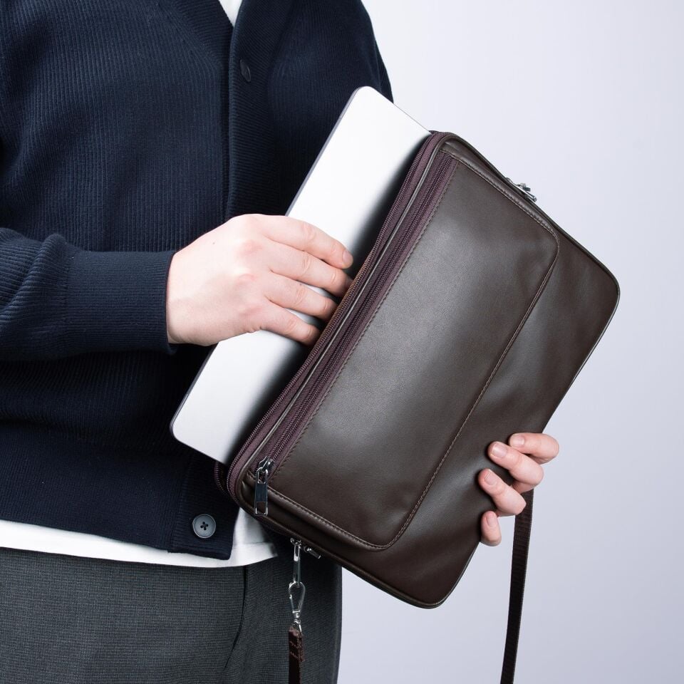 2k Suni Deri Laptop Çantası Tablet Çantası 13.3'' Vegan Omuz Ve Valiz Askılı Aksesuar Ve Evrak Cepli 24x34x2 Cm Kahverengi